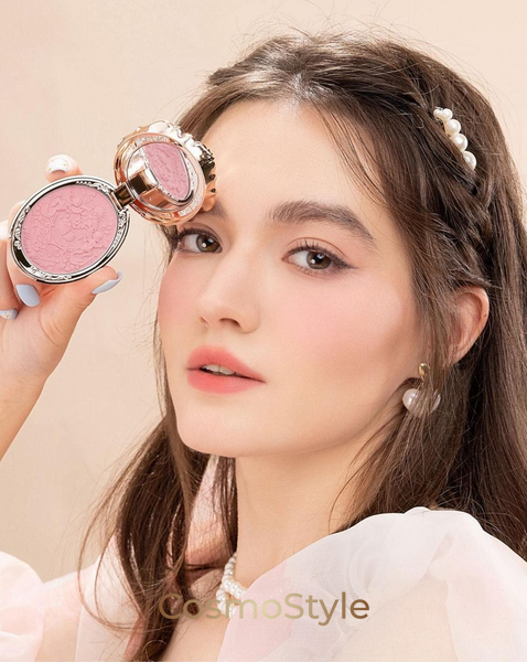 Румяна Flower Knows (Флавер Ноуз) Strawberry Rococo Embossed Blush &mdash; стойкий естественный румянец, 5 г, оттенок 03 Classic Ballet 03 Classic Ballet фото